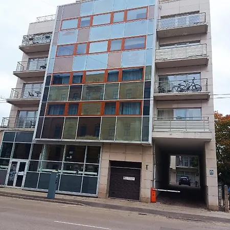 Homey Nest In Midtown Center, Up To 4 Guests, Steps From The Park, Free Parking