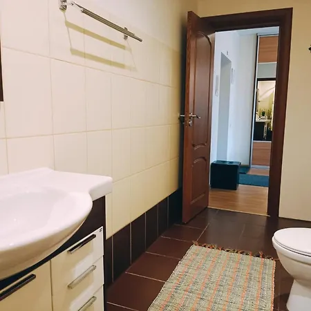 Homey Nest In Midtown Center, Up To 4 Guests, Steps From The Park, Free Parking