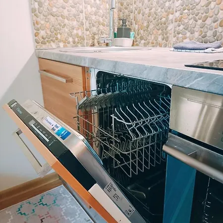 Апартаменти Homey Nest In Midtown Center, Up To 4 Guests, Steps From The Park, Free Parking Рига