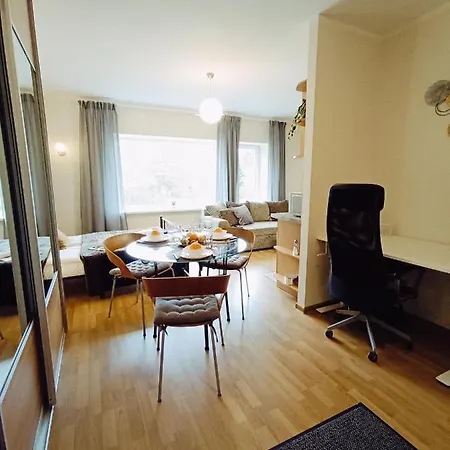 Homey Nest In Midtown Center, Up To 4 Guests, Steps From The Park, Free Parking