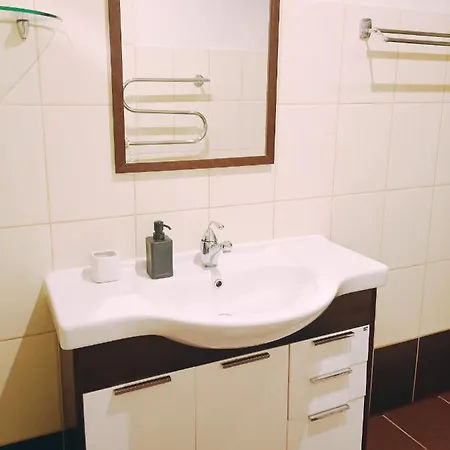 Homey Nest In Midtown Center, Up To 4 Guests, Steps From The Park, Free Parking